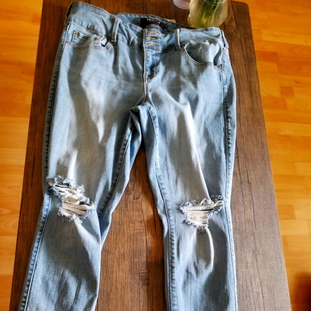 Torrid skinny ripped Jeans